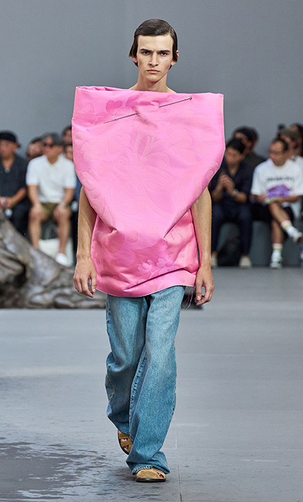تصميم جريئة وغير مألوفة من LOEWE لموسم ربيع وصيف 2024